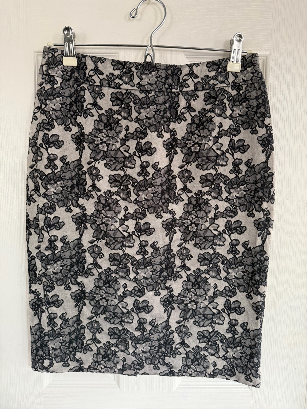 Ann Taylor Black Floral Lace Overlay Pencil Skirt office career size 0 bottom